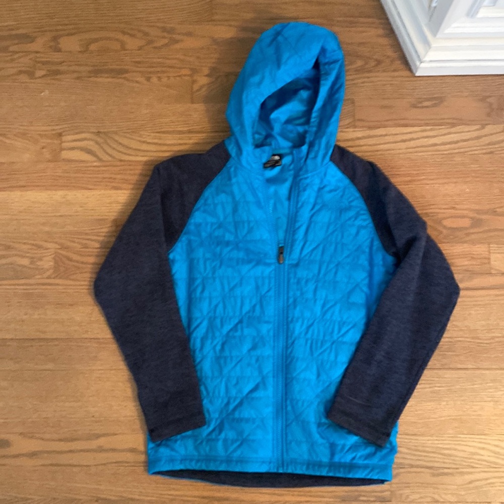 North Face boys size large (14/16) light jacket. Like new condition.